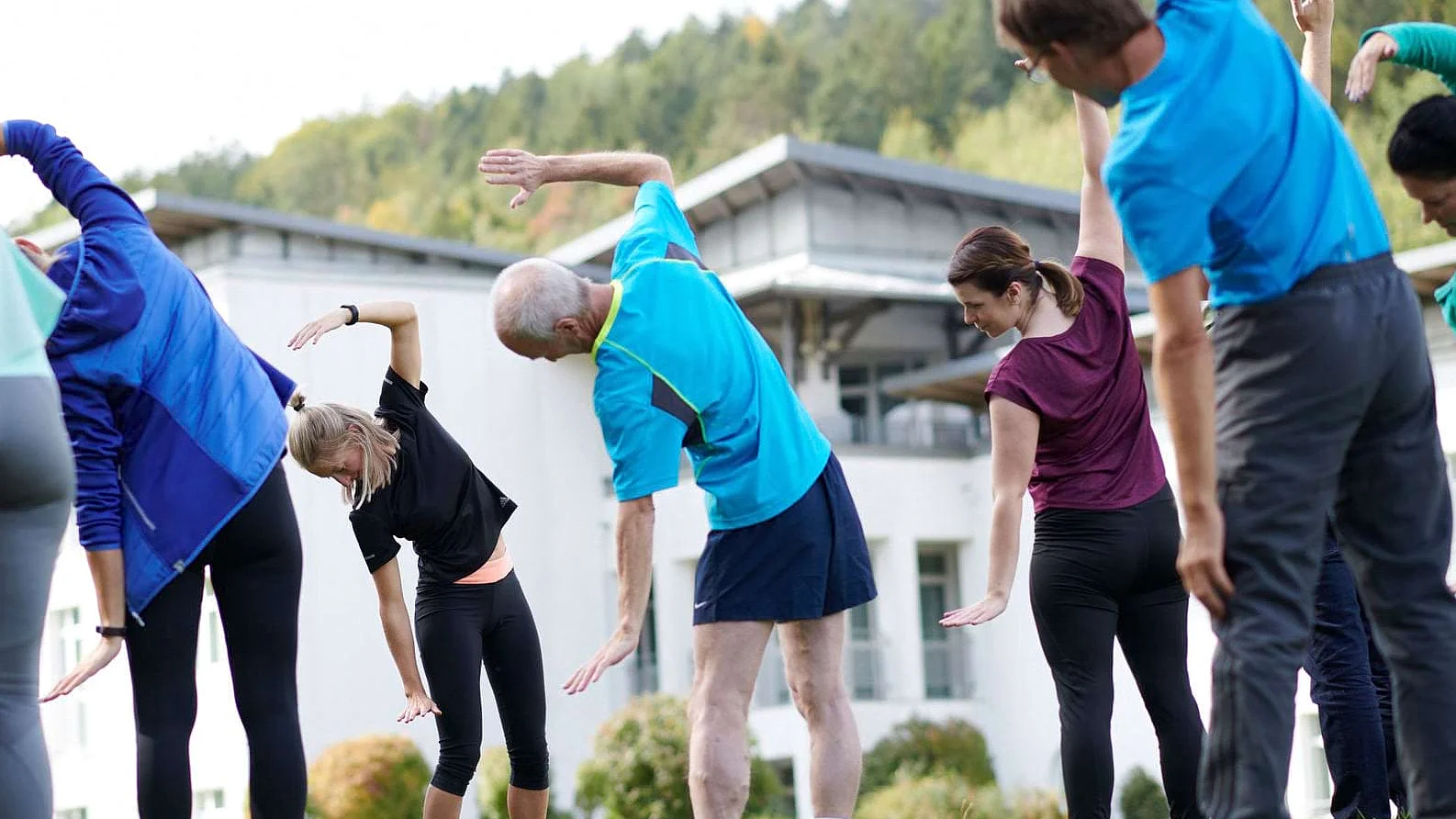 Christina Kopp in Gruppe, die Gymnastik macht. Christina Kopp in Gruppe, die Gymnastik macht.