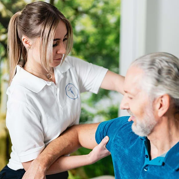 Kristina Mikesch behandelt einen Patienten und erklärt eine Übung. Kristina Mikesch behandelt einen Patienten und erklärt eine Übung.