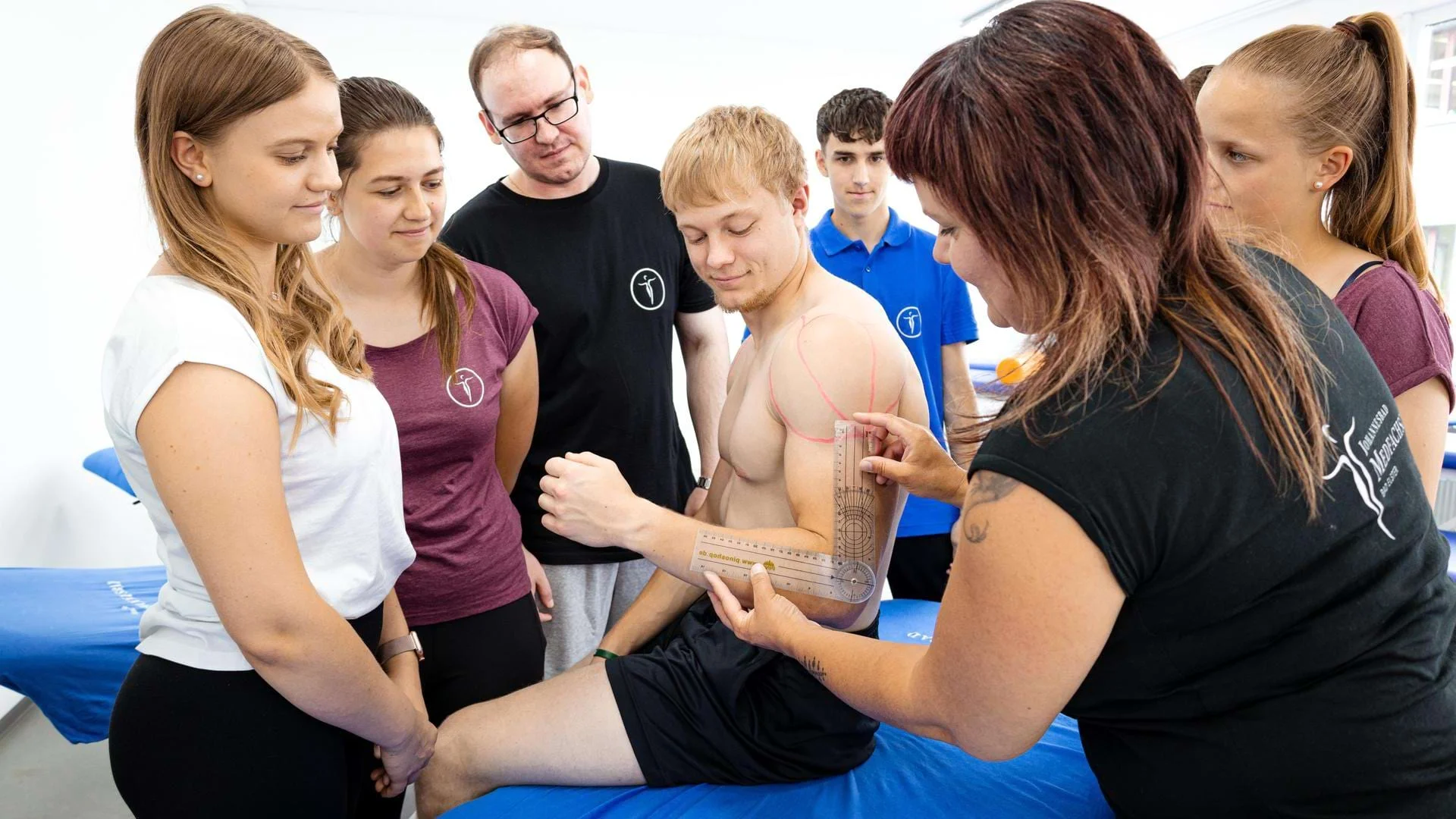 Ausbilderin erklärt Physiotherapie-Schülern das Ellenbogengelenk. Ausbilderin erklärt Physiotherapie-Schülern das Ellenbogengelenk., Bild öffnen