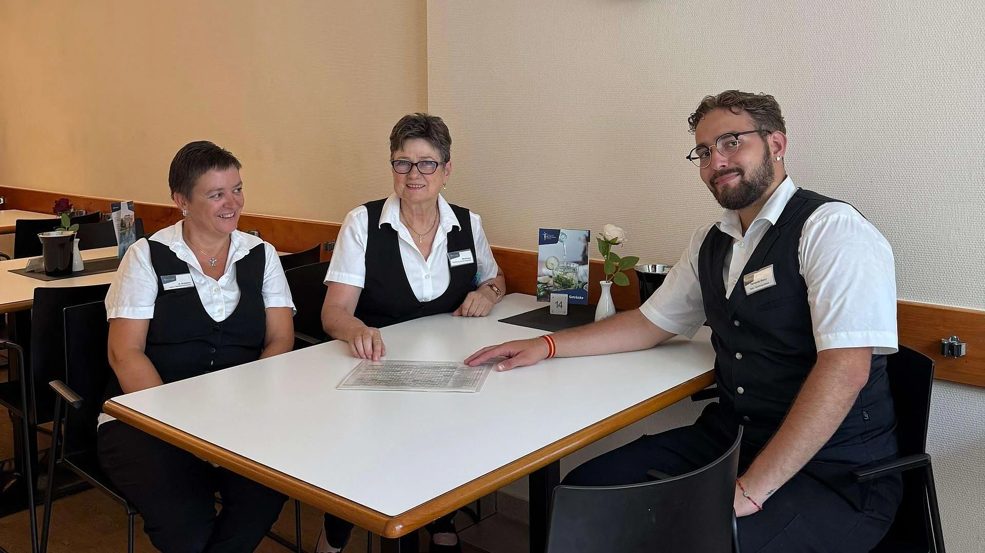 Uta Kovacs bespricht mit Kollegen den Dienstplan. Uta Kovacs bespricht mit Kollegen den Dienstplan.