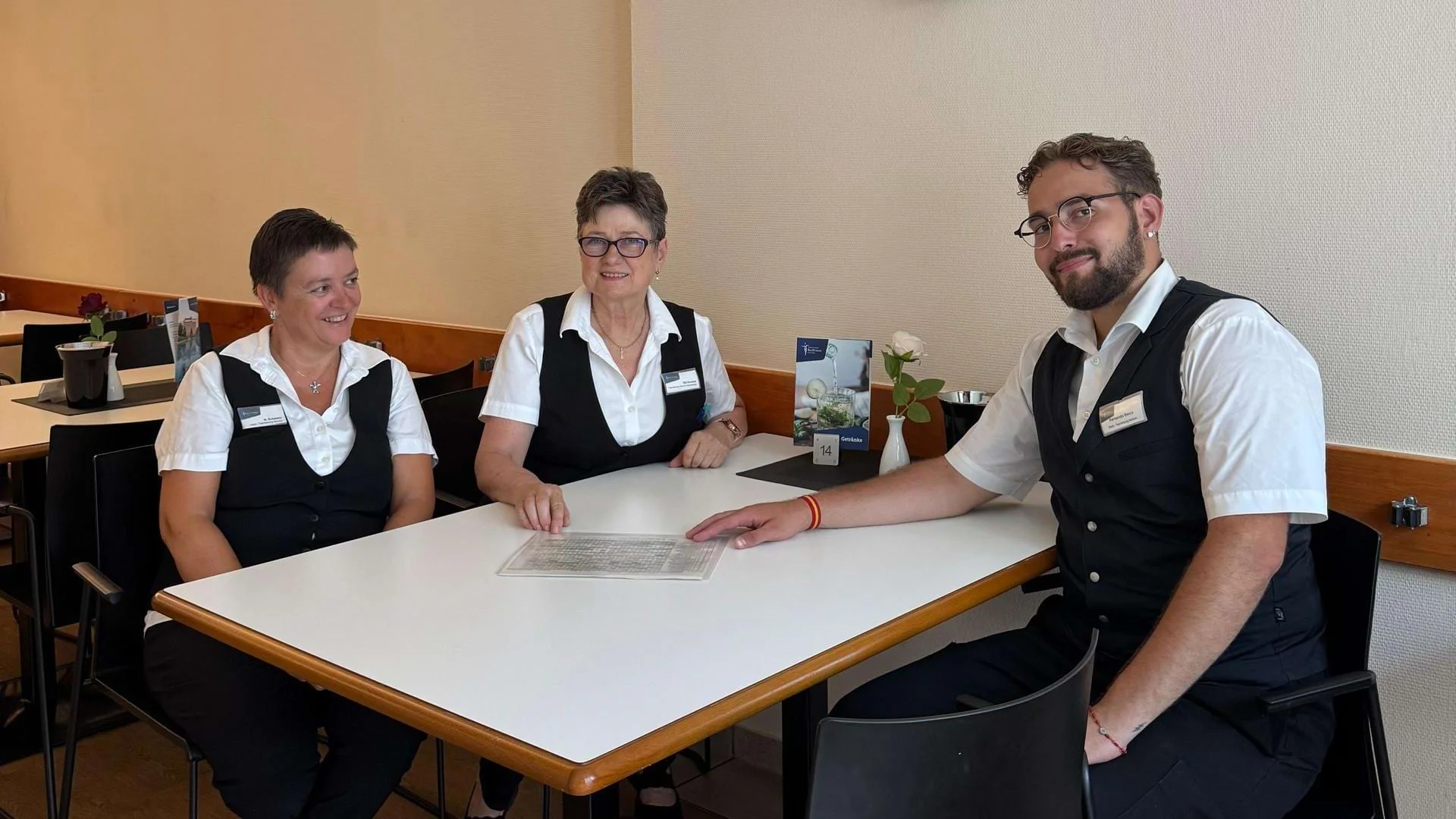 Uta Kovacs bespricht mit Kollegen den Dienstplan.
