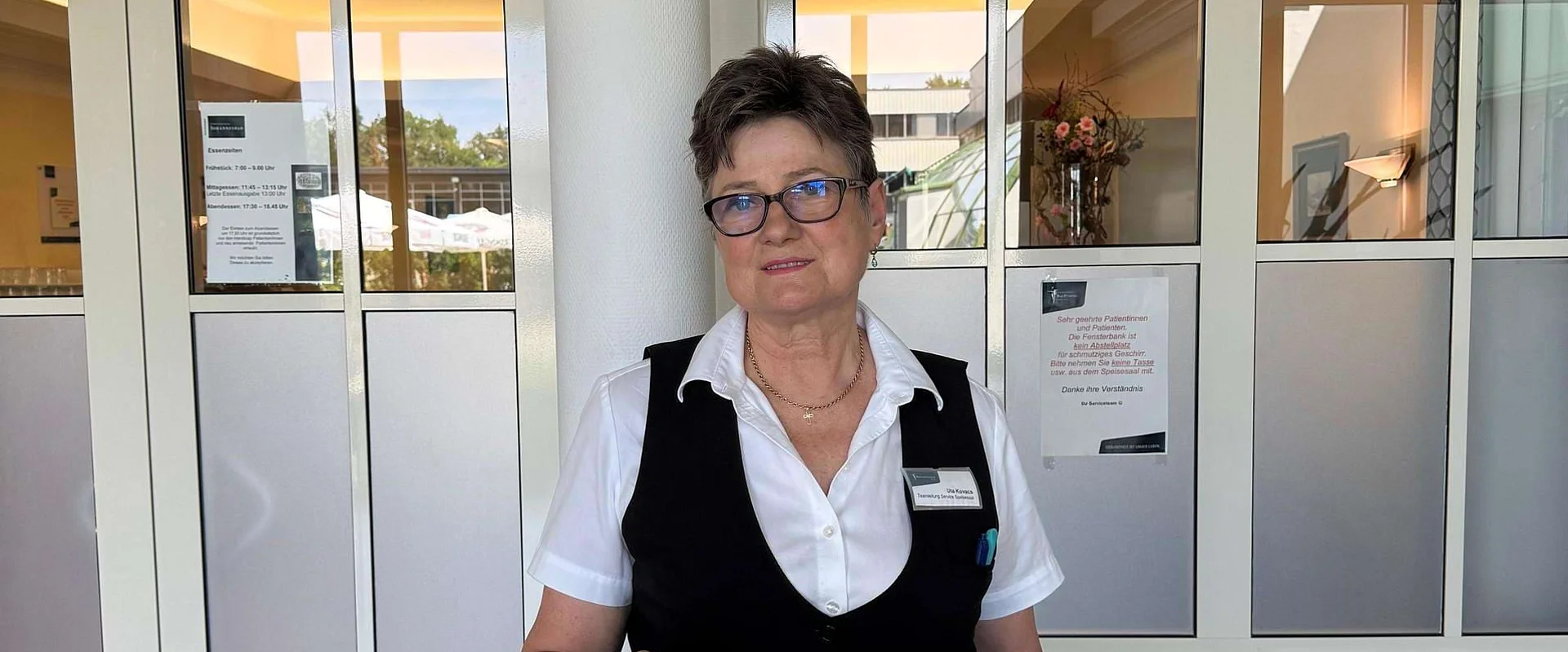 Uta Kovacs, Teamleitung Speisesaal in Bad Füssing, blickt in die Kamera. Uta Kovacs, Teamleitung Speisesaal in Bad Füssing, blickt in die Kamera.
