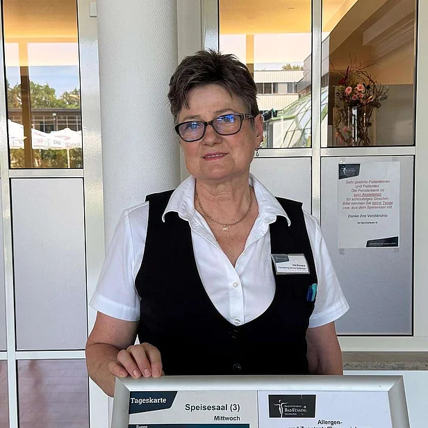 Uta Kovacs, Teamleitung Speisesaal in Bad Füssing, blickt in die Kamera. Uta Kovacs, Teamleitung Speisesaal in Bad Füssing, blickt in die Kamera.