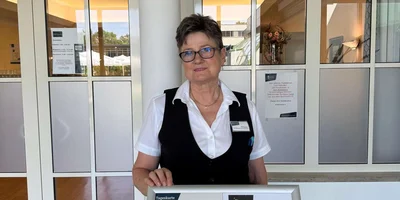 Uta Kovacs, Teamleitung Speisesaal in Bad Füssing, blickt in die Kamera.