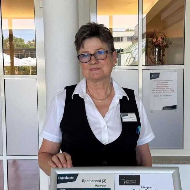 Uta Kovacs, Teamleitung Speisesaal in Bad Füssing, blickt in die Kamera.