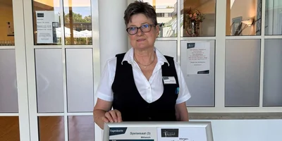 Uta Kovacs, Teamleitung Speisesaal in Bad Füssing, blickt in die Kamera.