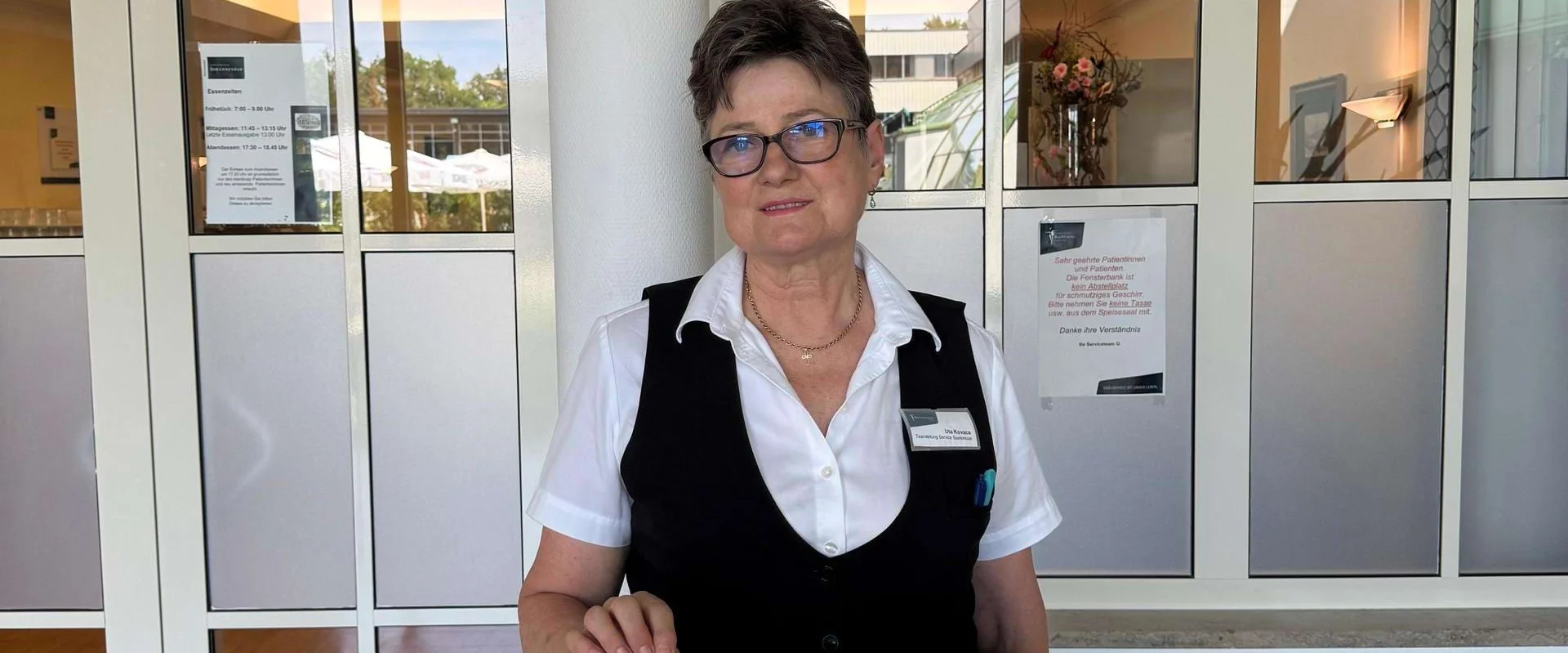 Uta Kovacs, Teamleitung Speisesaal in Bad Füssing, blickt in die Kamera.