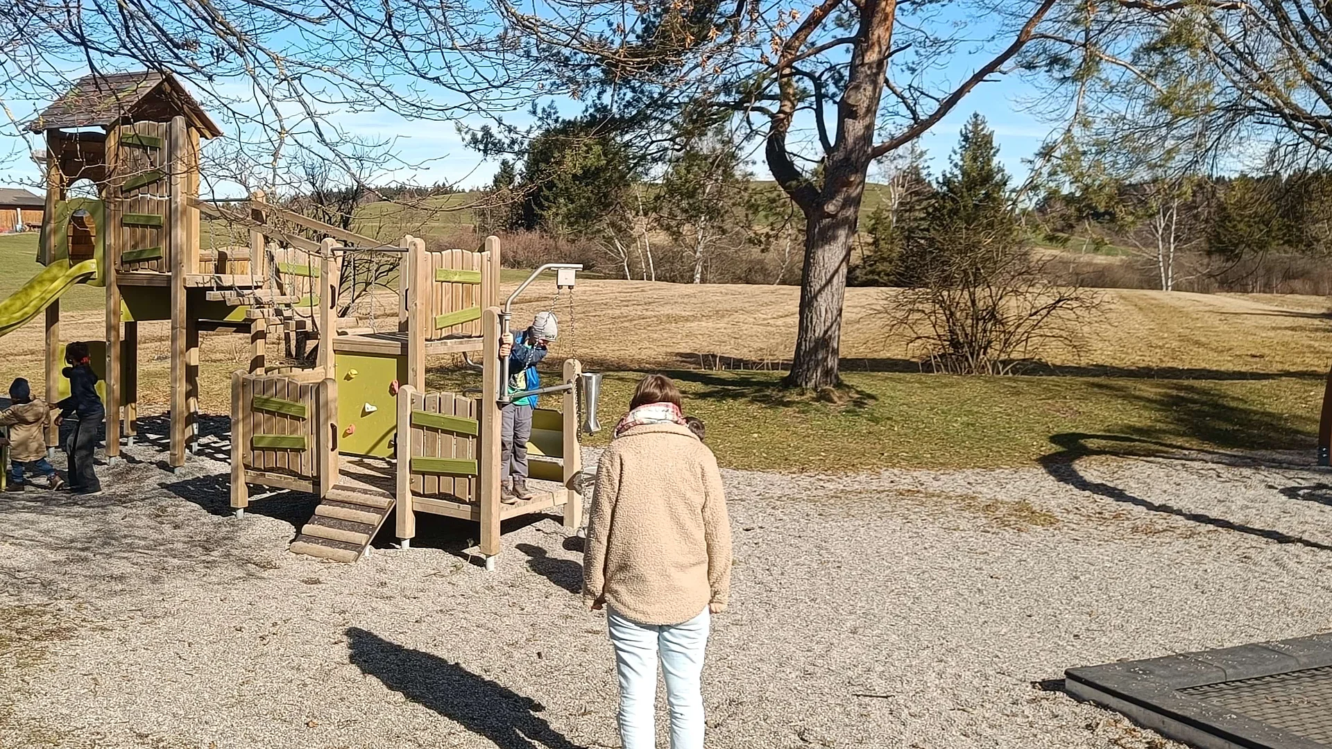 Marie Hofmeister steht draußen auf einem Spielplatz Marie Hofmeister steht draußen auf einem Spielplatz