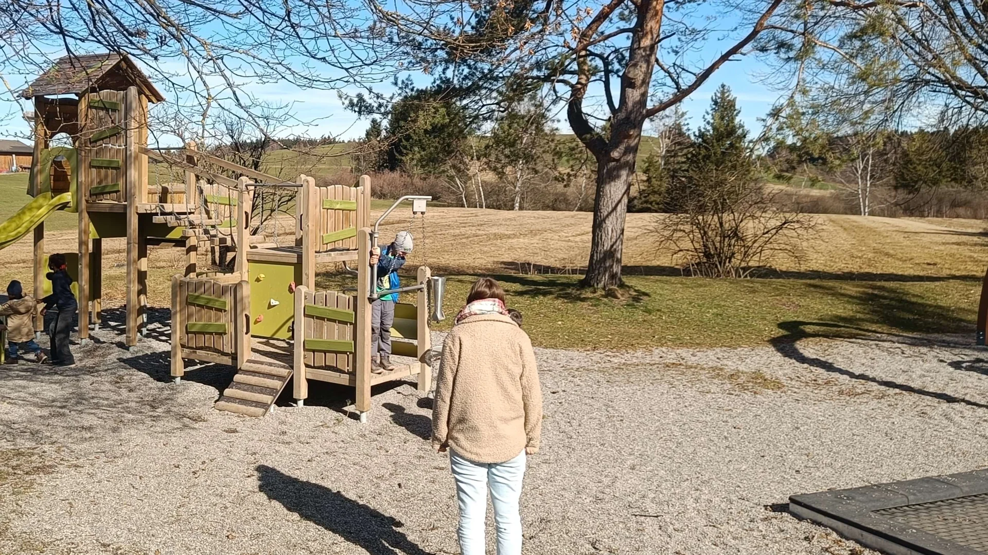 Marie Hofmeister steht draußen auf einem Spielplatz