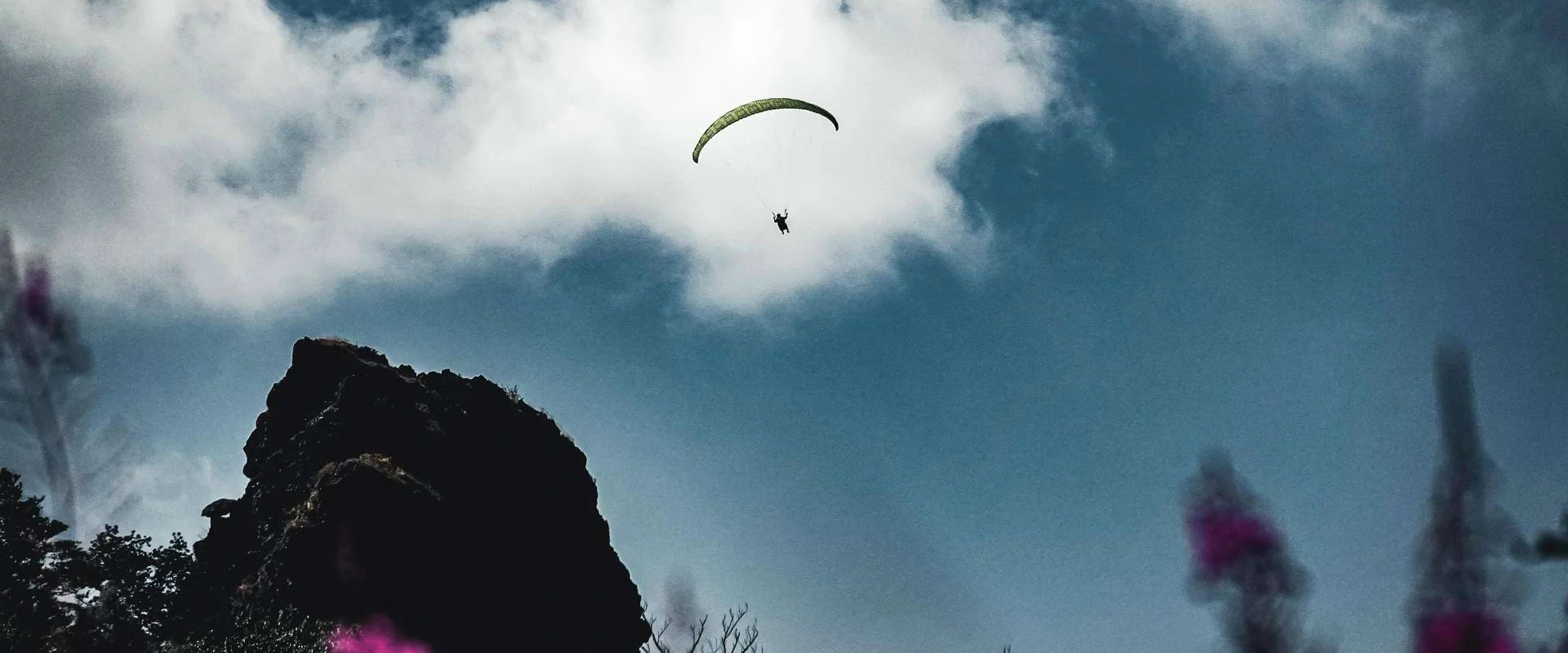 Paraglider vor Wolken