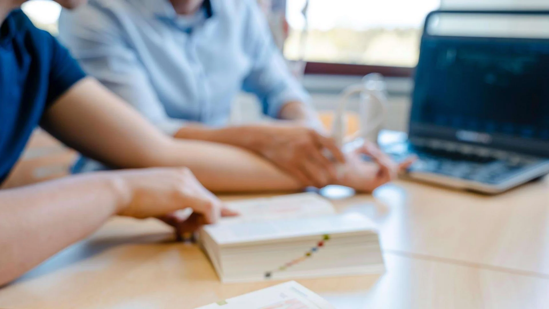 Laptop und Lehrbücher in der Johannesbad Medfachschule