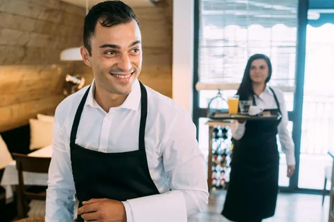 Auszubildende Hotelfachkraft bedient Gäste. Auszubildende Hotelfachkraft bedient Gäste.