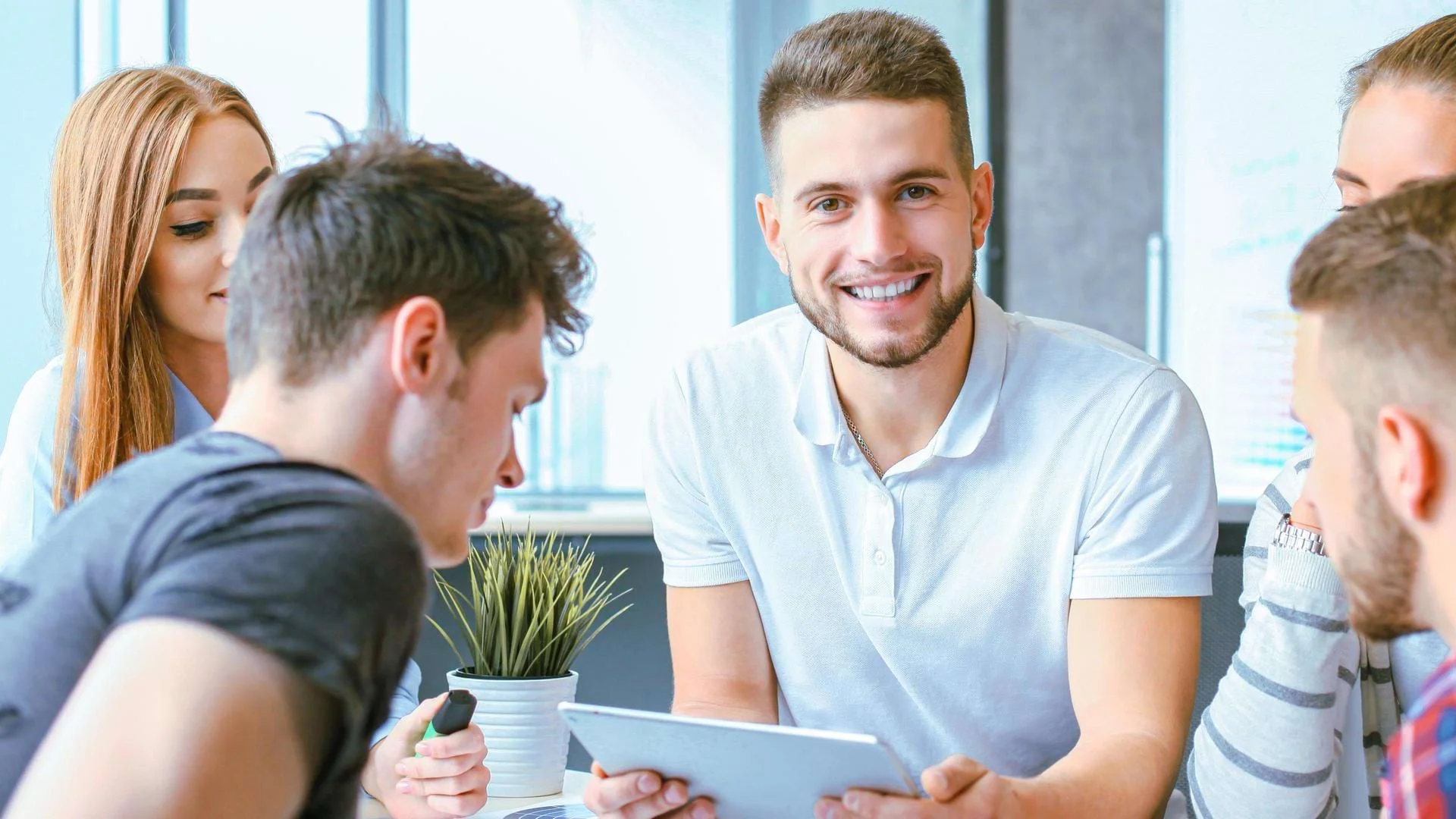 Auszubildende Kaufleute für Büromanagement nehmen an einem Meeting teil. Auszubildende Kaufleute für Büromanagement nehmen an einem Meeting teil., Bild öffnen