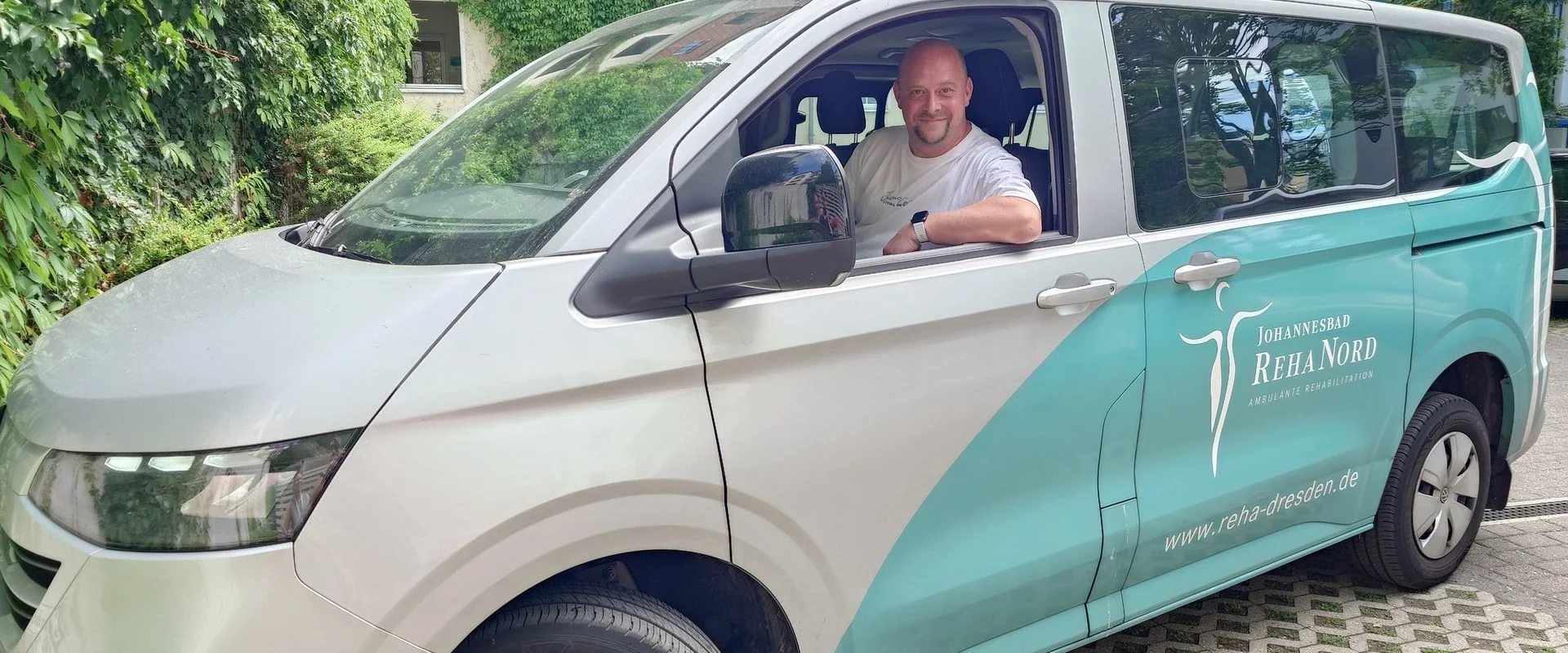 Fahrer Maik Grimmert sitzt in einem Auto und blickt aus dem Fenster.