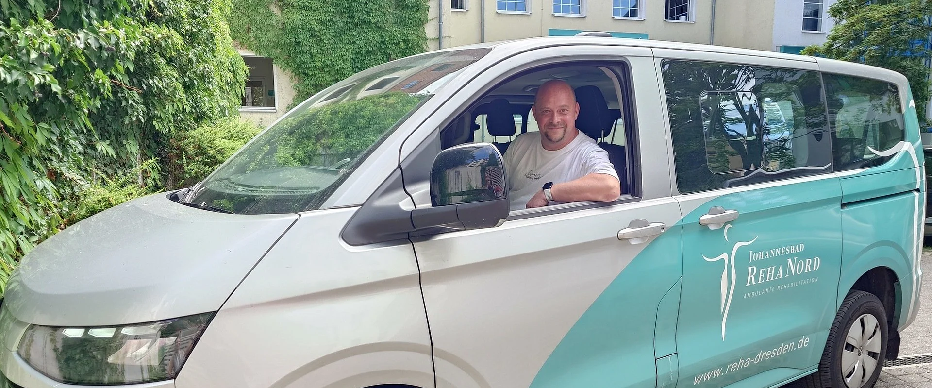 Fahrer Maik Grimmert sitzt in einem Auto und blickt aus dem Fenster. Fahrer Maik Grimmert sitzt in einem Auto und blickt aus dem Fenster.