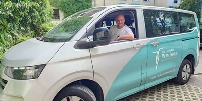 Fahrer Maik Grimmert sitzt in einem Auto und blickt aus dem Fenster. Fahrer Maik Grimmert sitzt in einem Auto und blickt aus dem Fenster.