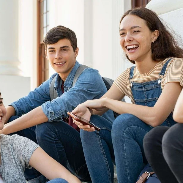 Auszubildende Kaufleute im Gesundheitswesen tauschen sich im Team aus. Auszubildende Kaufleute im Gesundheitswesen tauschen sich im Team aus.