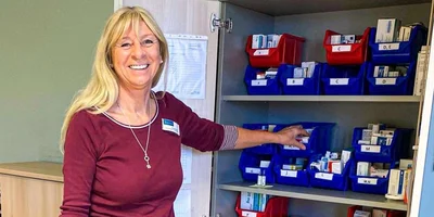 Nicole Kiefer steht in einem Büro und lächelt in die Kamera