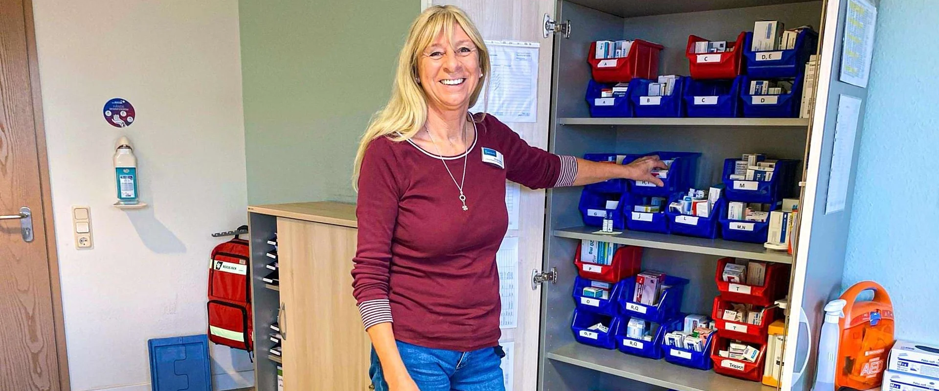 Nicole Kiefer steht in einem Büro und lächelt in die Kamera