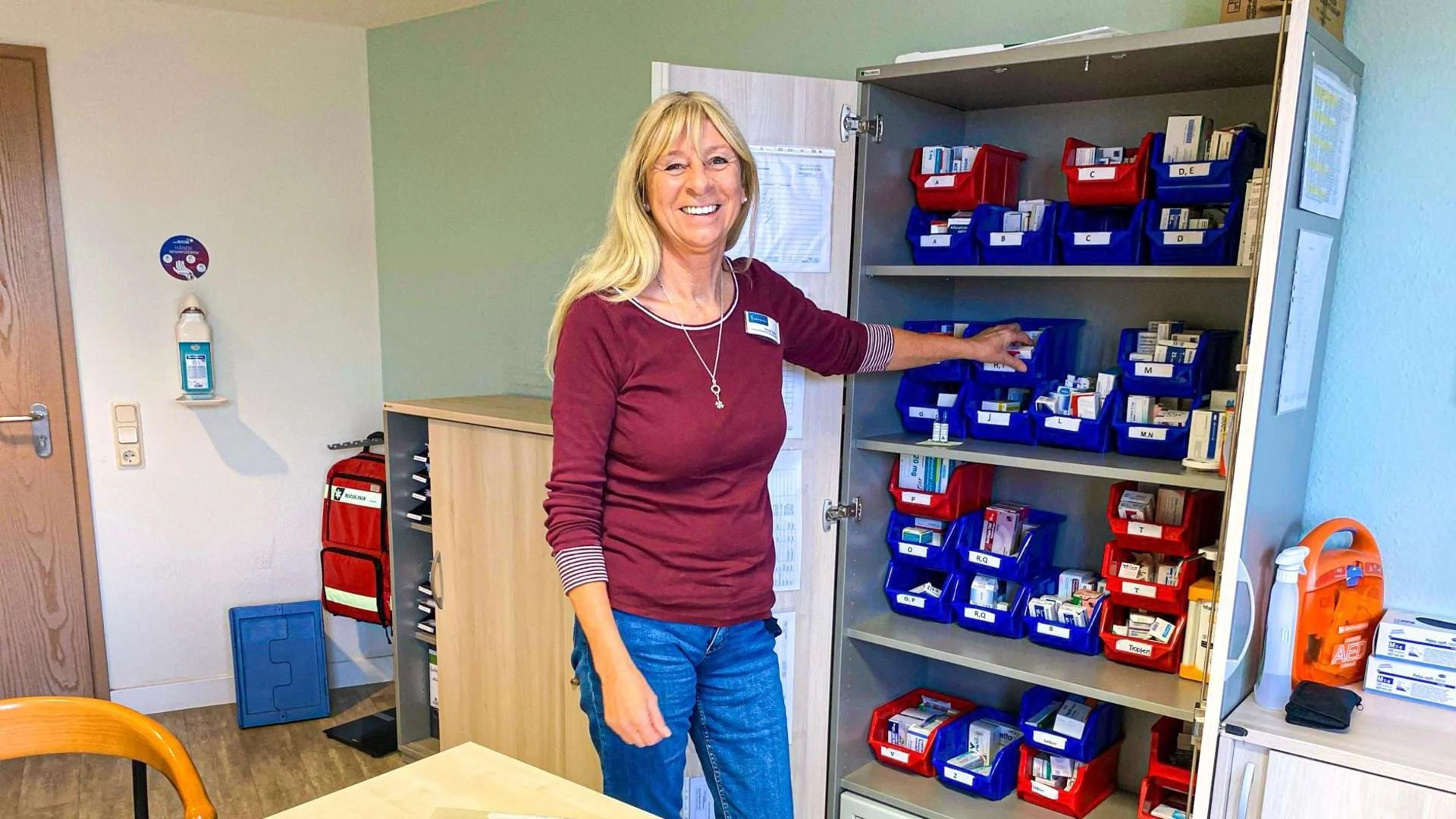 Nicole Kiefer steht in einem Büro und lächelt in die Kamera