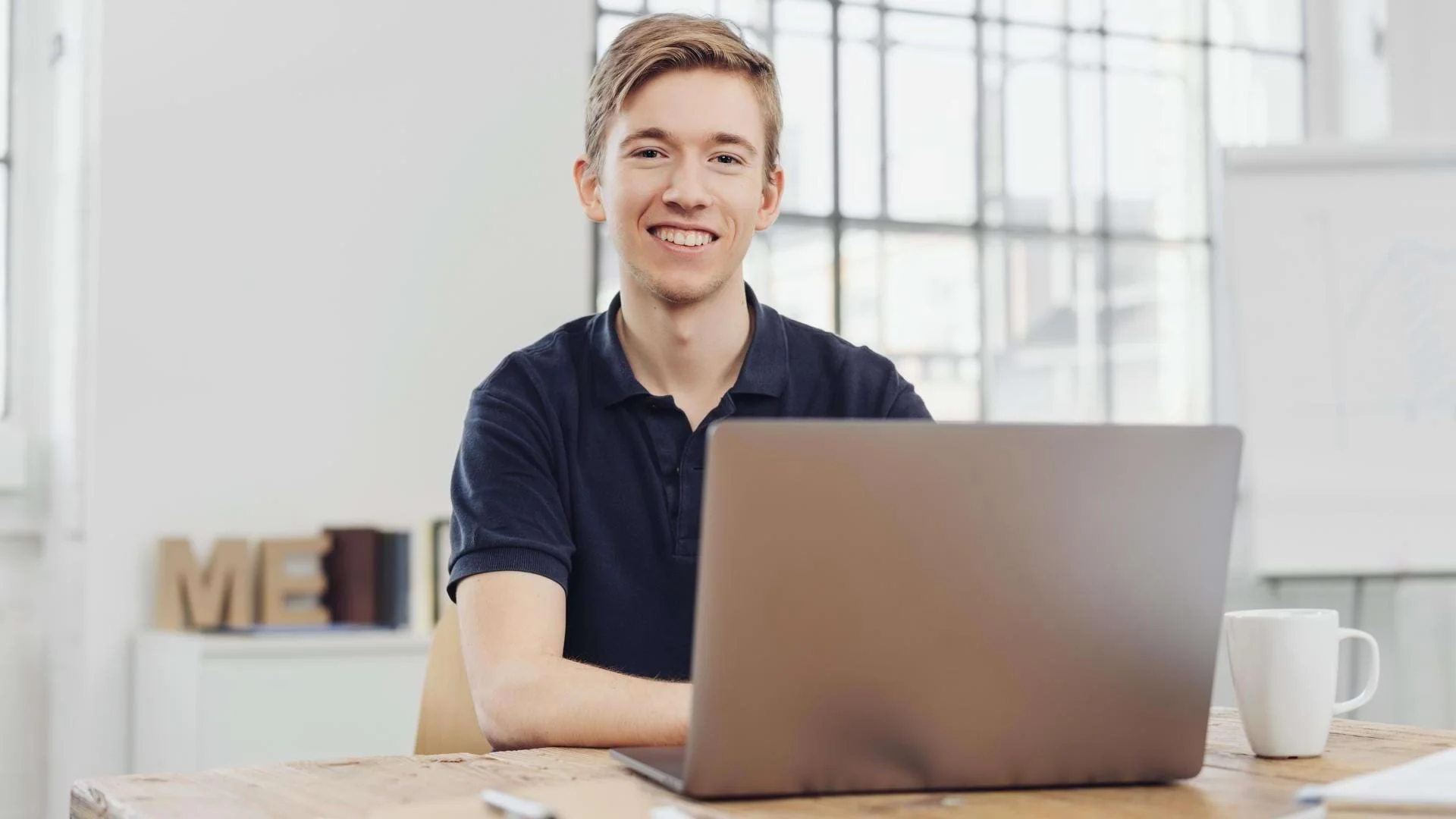 Auszubildender Kaufmann im Gesundheitswesen arbeitet am Laptop. Auszubildender Kaufmann im Gesundheitswesen arbeitet am Laptop., Bild öffnen