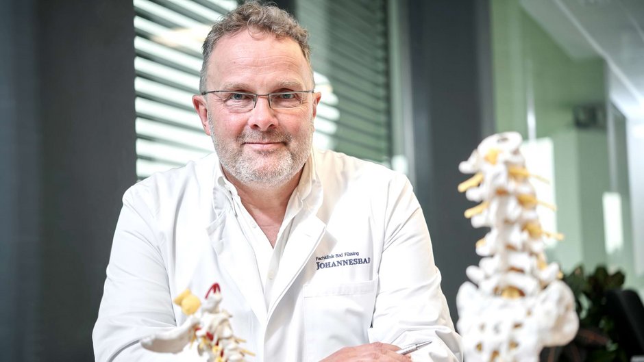 Dr. med. Oliver Wolf, Chefarzt Rücken- und Schmerzzentrum an der Johannesbad Fachklinik Bad Füssing Dr. med. Oliver Wolf, Chefarzt Rücken- und Schmerzzentrum an der Johannesbad Fachklinik Bad Füssing