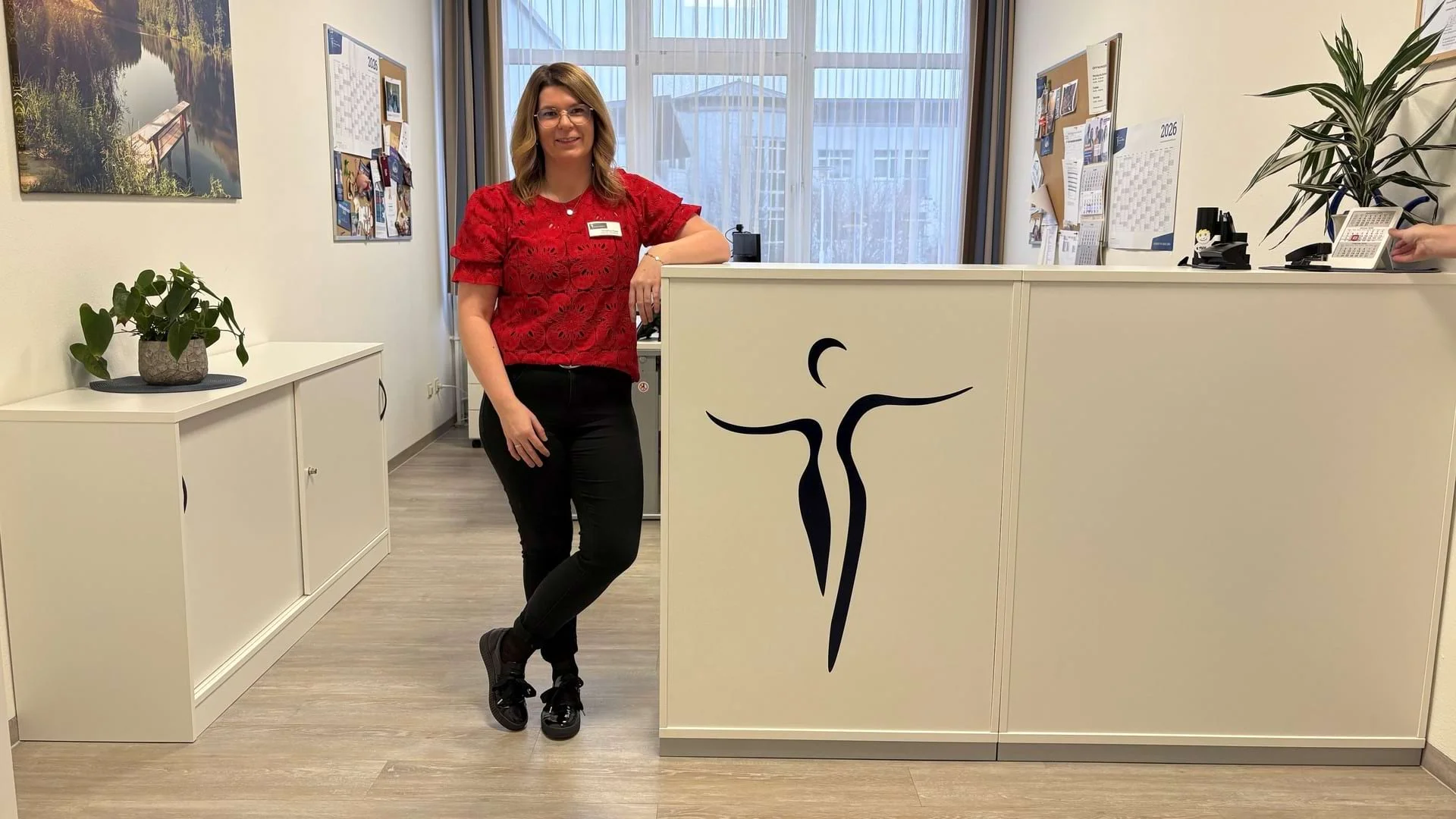 Verwaltungsleitung Christina Kopp der Johannesbad Fachklinik Furth im Wald steht an einem Tresen.