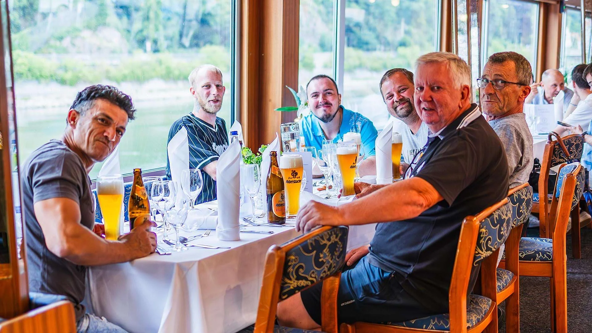 Badeaufsicht Josef Kieweg mit seinem Team an einem Tisch beim Sommerfest