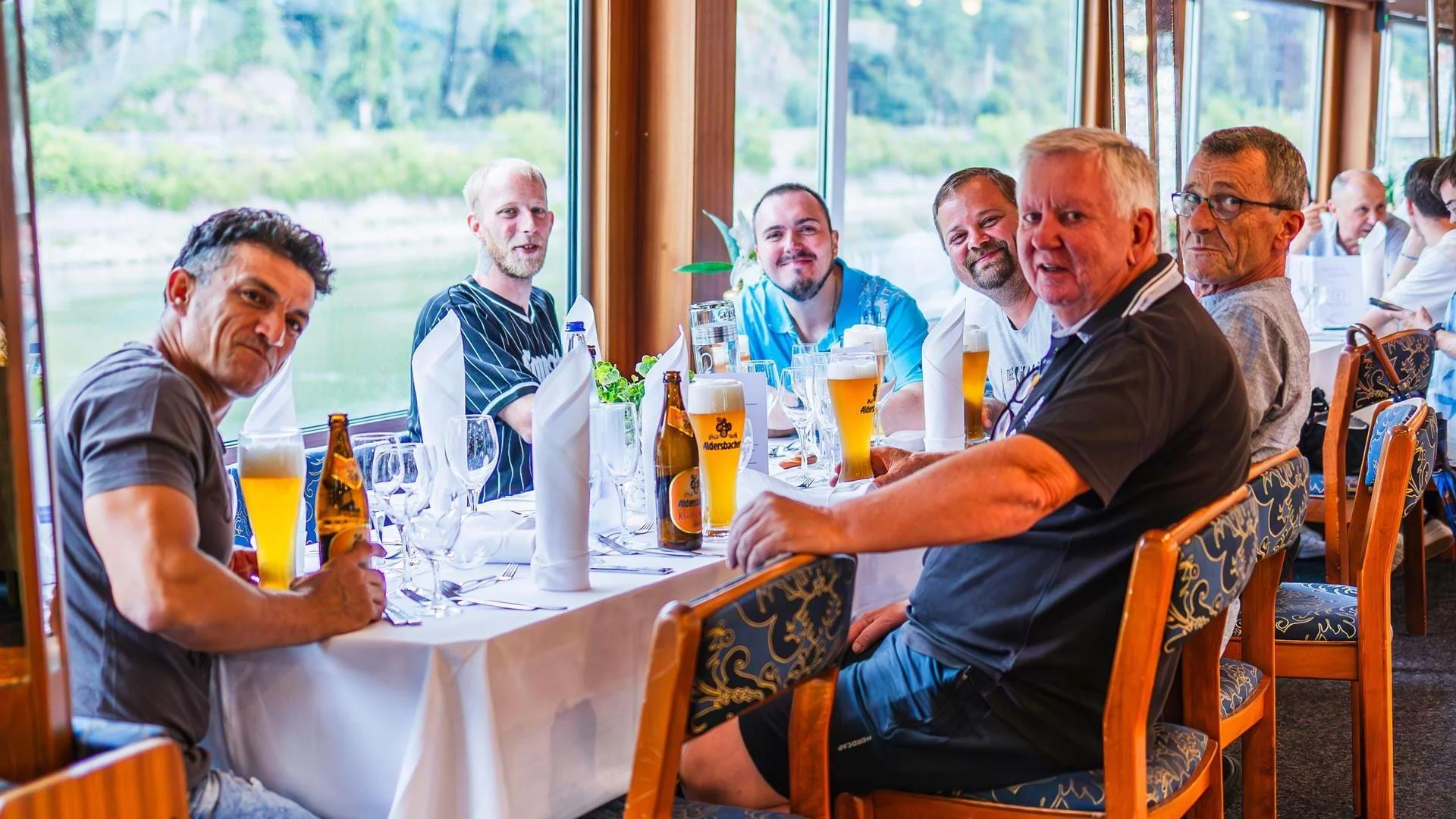 Badeaufsicht Josef Kieweg mit seinem Team an einem Tisch beim Sommerfest