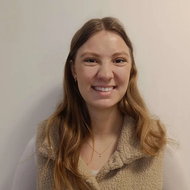 Praktikantin Marie Hofmeister lächelt in die Kamera