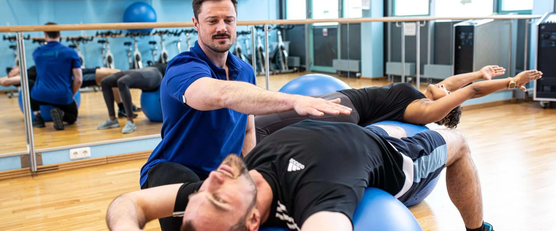 Physiotherapeut der Johannesbad ambulante Reha leitet Kurs mit Pezzibällen Physiotherapeut der Johannesbad ambulante Reha leitet Kurs mit Pezzibällen