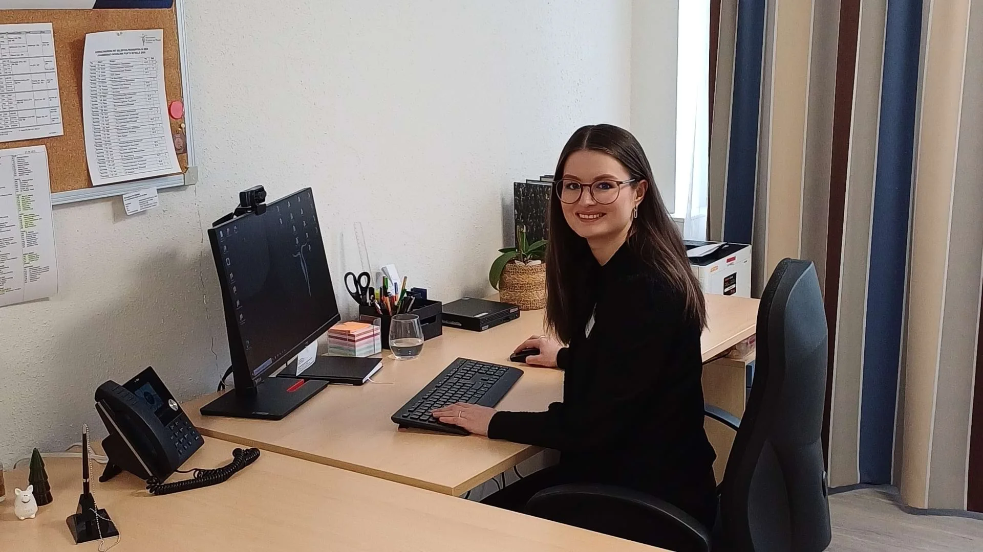 Corinna Schmidt sitzt an ihrem Schreibtisch. Corinna Schmidt sitzt an ihrem Schreibtisch.