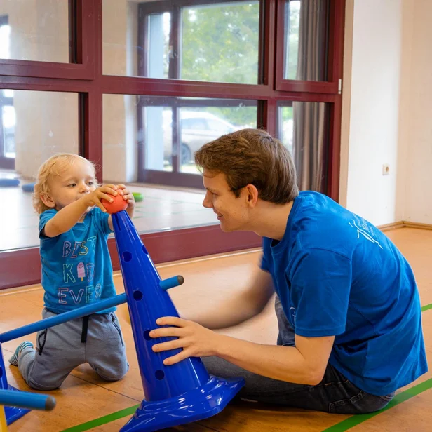 Student im Studium Therapie- und Pflegewissenschaften führen praxisorientierte Übungen mit Kleinkindern durch. Student im Studium Therapie- und Pflegewissenschaften führen praxisorientierte Übungen mit Kleinkindern durch.