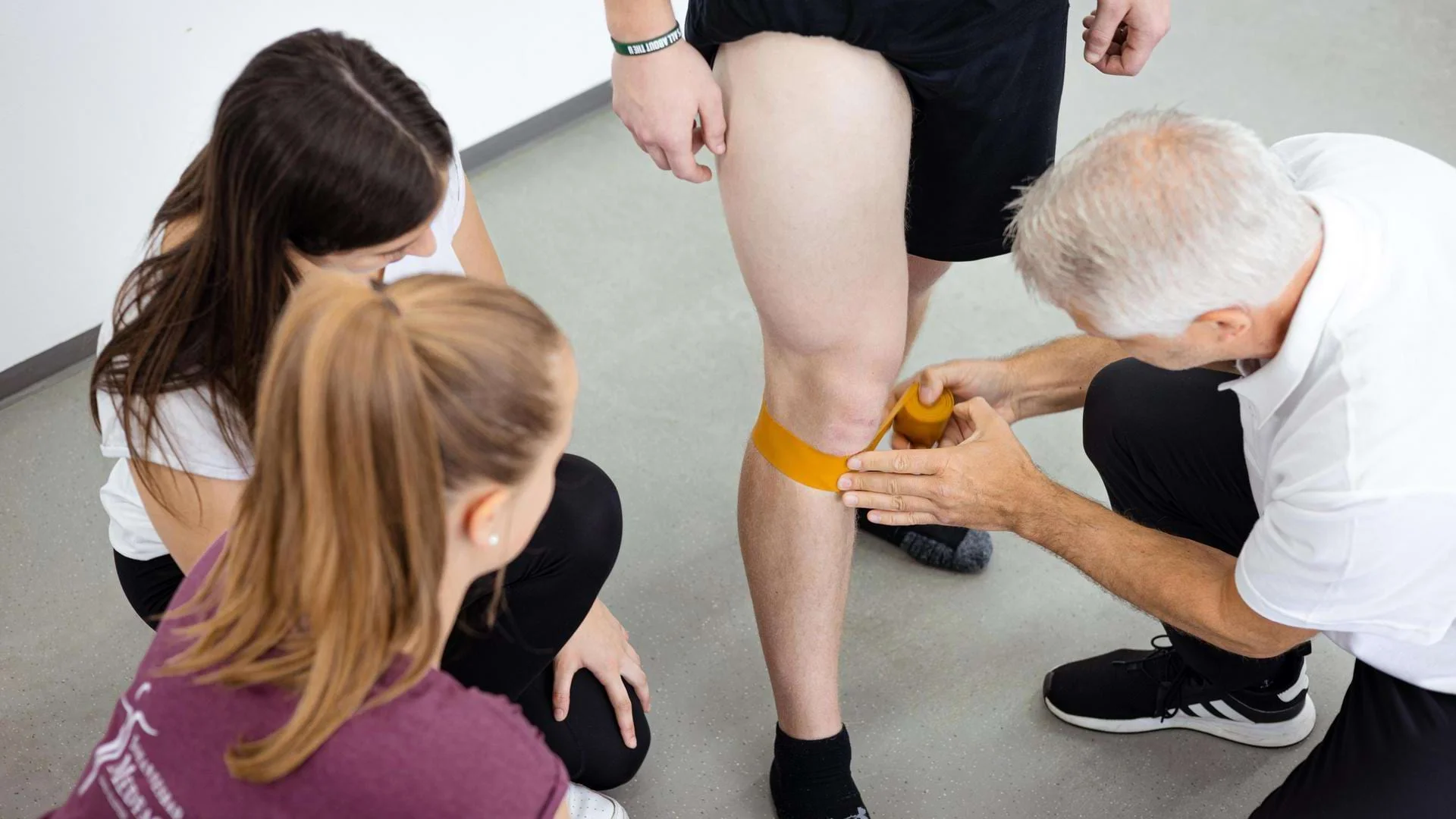 Schülern der Medfachschule lernen, wie Tape richtig genutzt wird.