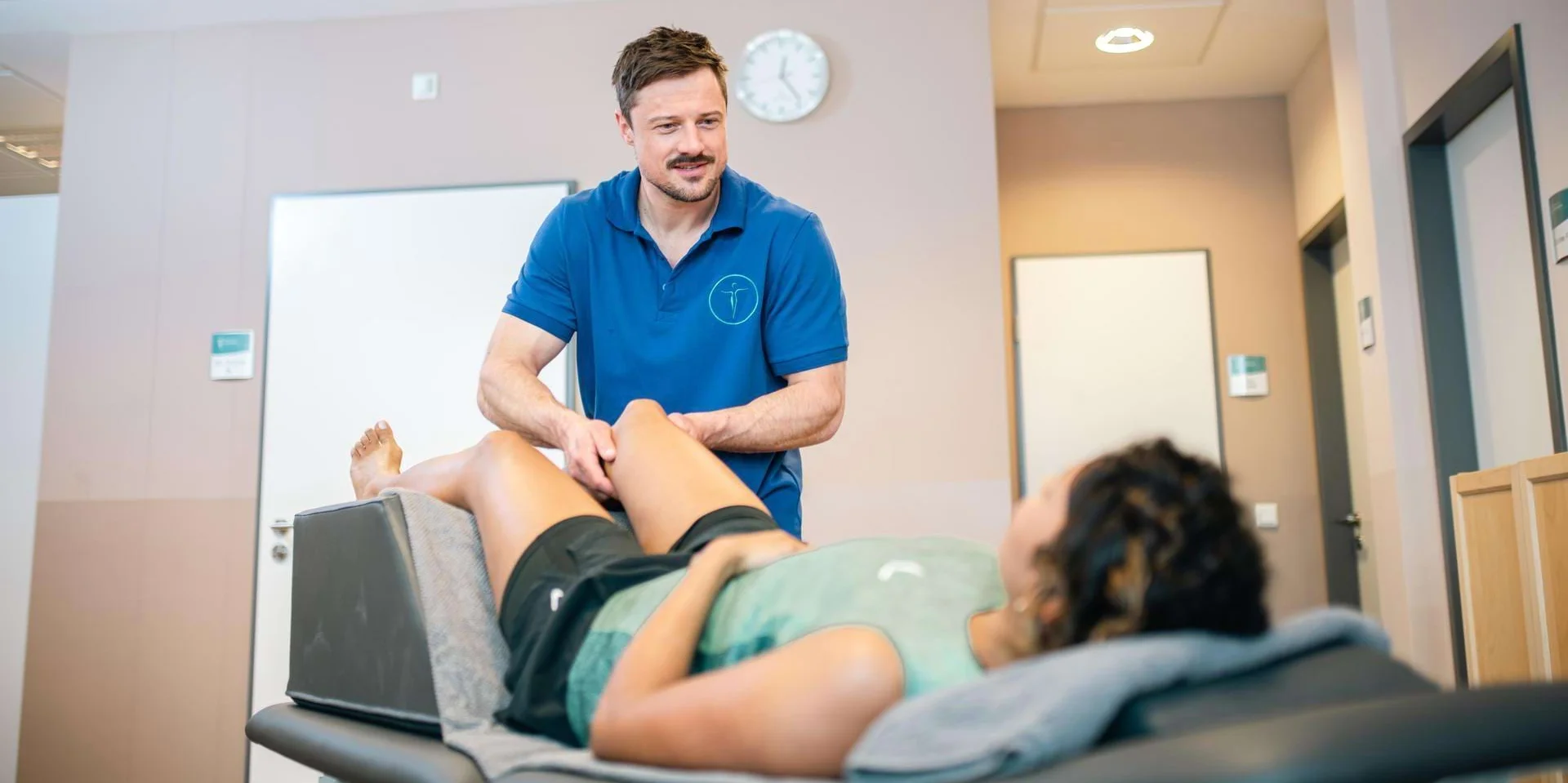 Physiotherapeut führt eine Lymphdrainage bei einer Patientin durch. Physiotherapeut führt eine Lymphdrainage bei einer Patientin durch.