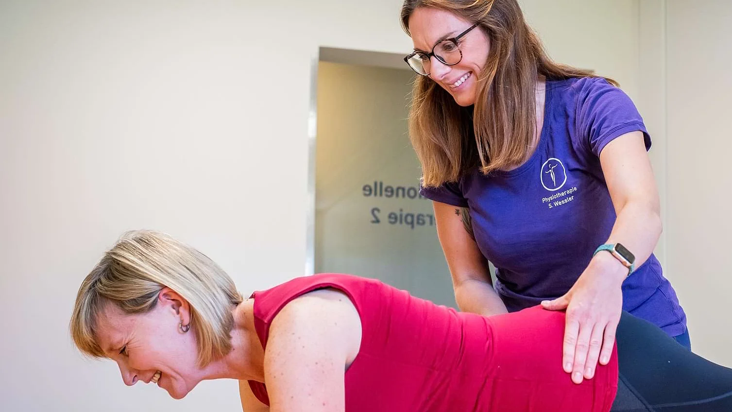 Physiotherapeutin Sarah Wessler führt mit einer Patientin eine manuelle Therapieübung auf der Behandlungsliege durch. Physiotherapeutin Sarah Wessler führt mit einer Patientin eine manuelle Therapieübung auf der Behandlungsliege durch.
