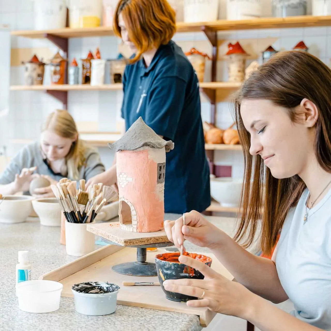 Töpferkurs von Ergotherapeuten Schülern in der Johannesbad Medfachschule in Bad Elster