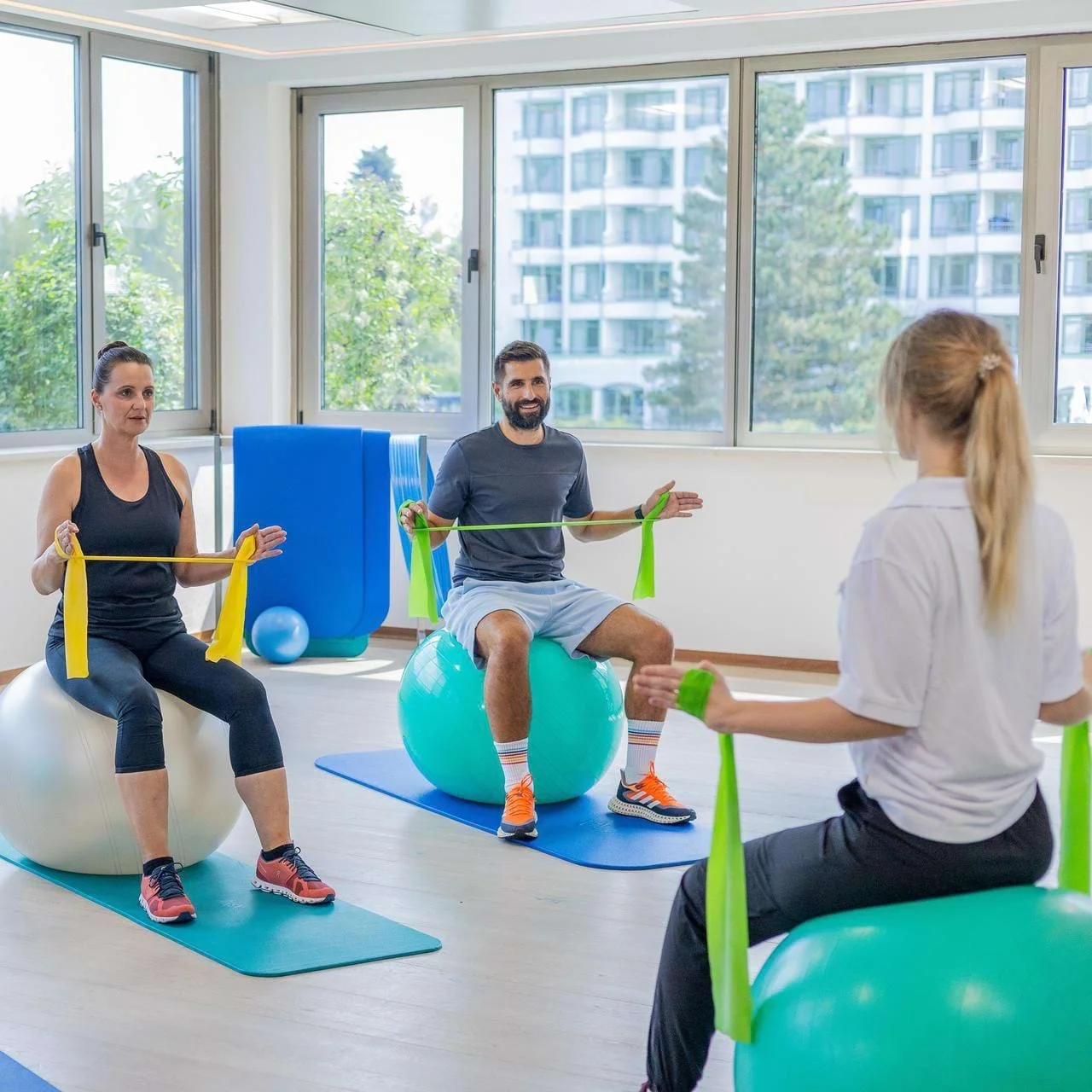 Trainerin der Johannesbad ambulante Reha in Kurs mit Patienten