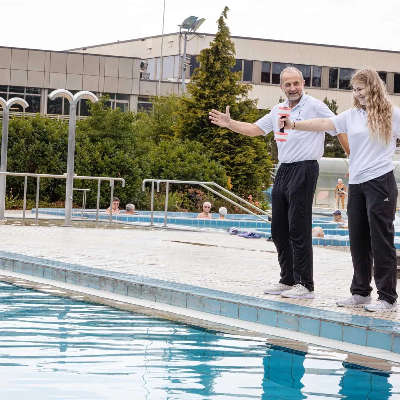 Lehrer und Schülerin beim Aquafitness in der Johannesbad Massageschule in Bad Füssing