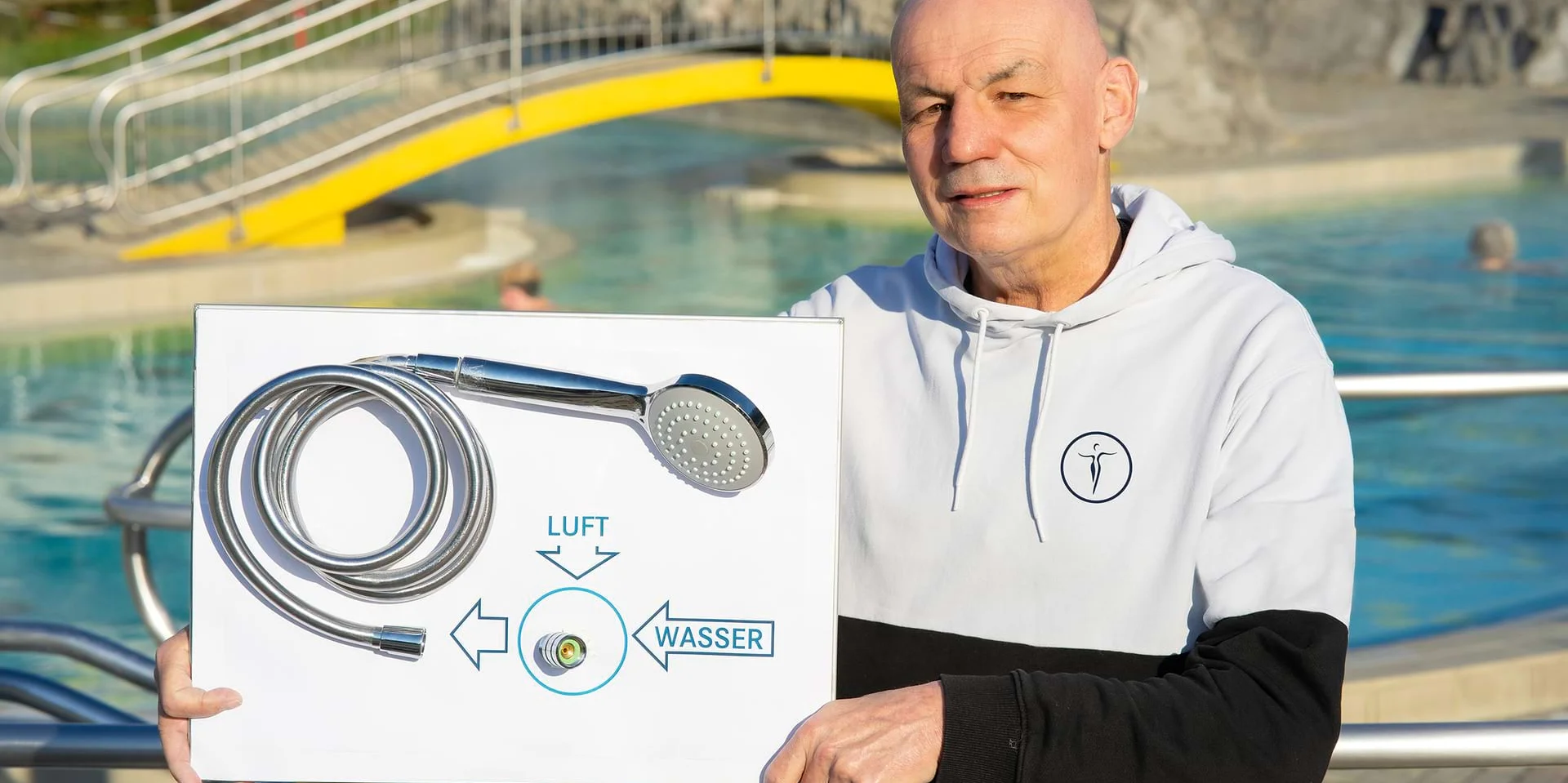 Ernst Kaser, Leiter der Johannesbad Therme Bad Füssing, zeigt die Funktionsweise der Ecoturbino Ernst Kaser, Leiter der Johannesbad Therme Bad Füssing, zeigt die Funktionsweise der Ecoturbino