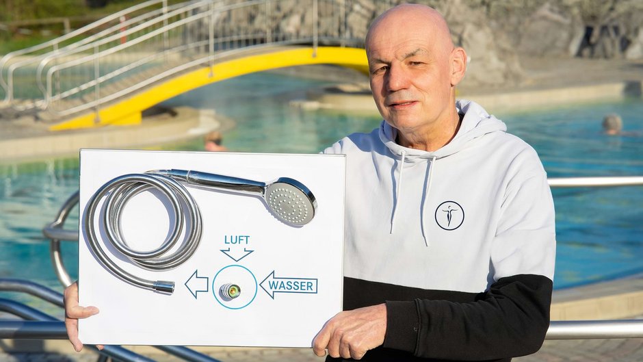 Ernst Kaser, Leiter der Johannesbad Therme Bad Füssing, zeigt die Funktionsweise der Ecoturbino Ernst Kaser, Leiter der Johannesbad Therme Bad Füssing, zeigt die Funktionsweise der Ecoturbino