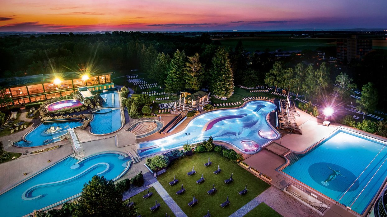 Johannesbad Therme Luftaufnahme am Abend