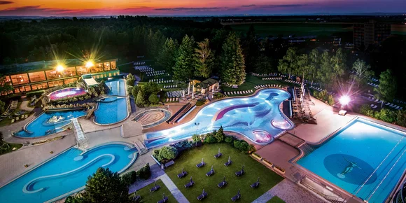 Johannesbad Therme Luftaufnahme am Abend