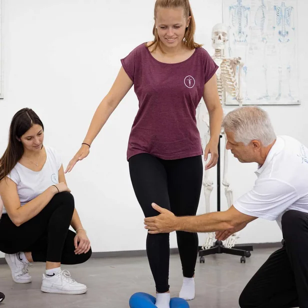 Schüler im Anpassungslehrgang Physiotherapie in der Johannesbad Medfachschule Bad Elster