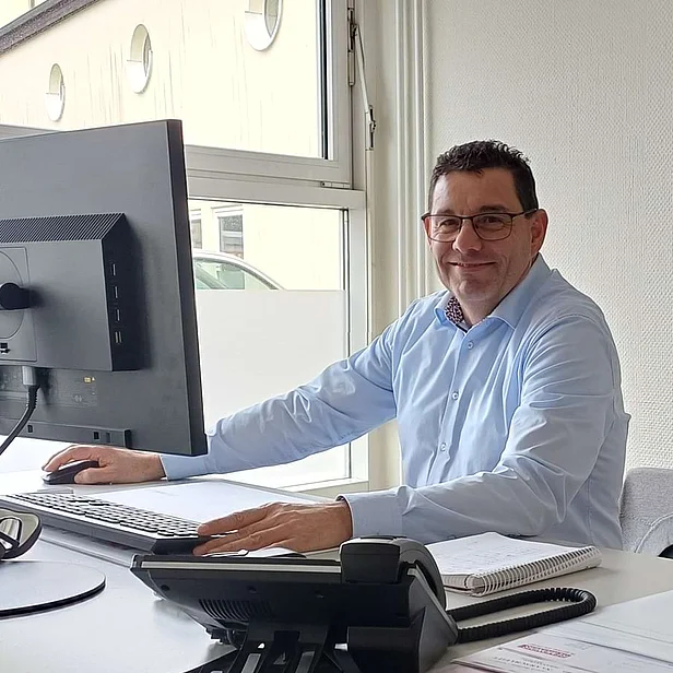 Technischer Leiter Bernd Puhl sitzt am Schreibtisch Technischer Leiter Bernd Puhl sitzt am Schreibtisch