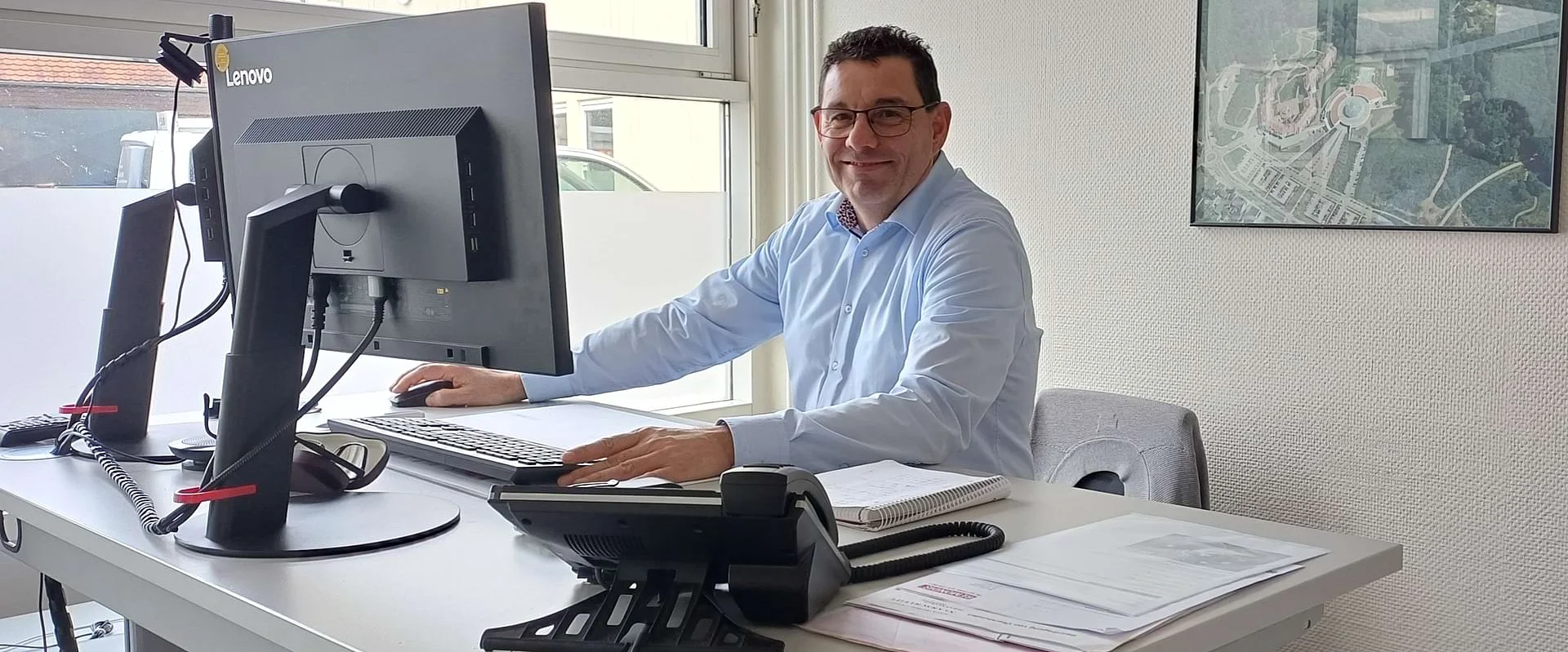 Technischer Leiter Bernd Puhl sitzt am Schreibtisch Technischer Leiter Bernd Puhl sitzt am Schreibtisch