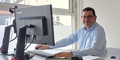 Technischer Leiter Bernd Puhl sitzt am Schreibtisch