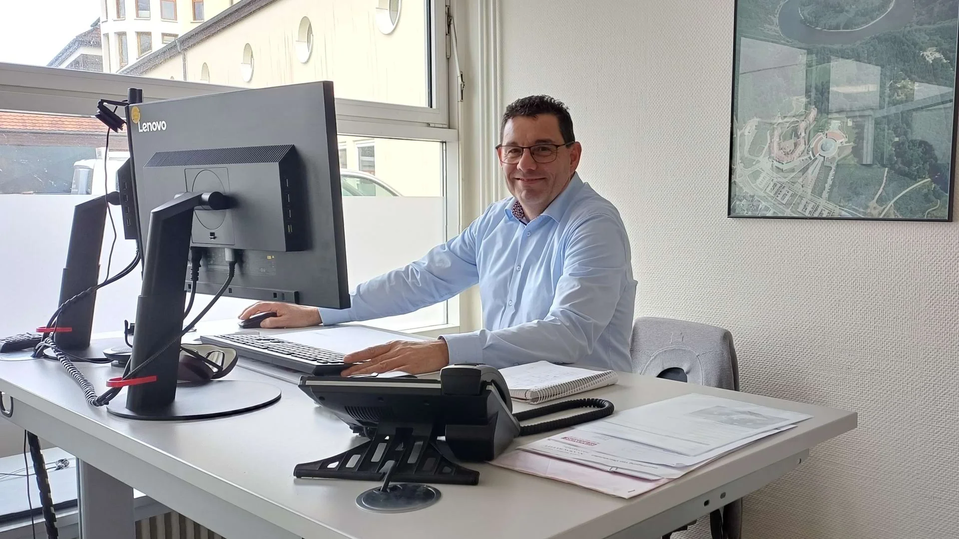 Technischer Leiter Bernd Puhl sitzt am Schreibtisch