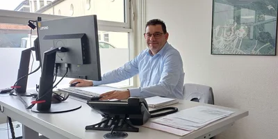 Technischer Leiter Bernd Puhl sitzt am Schreibtisch Technischer Leiter Bernd Puhl sitzt am Schreibtisch