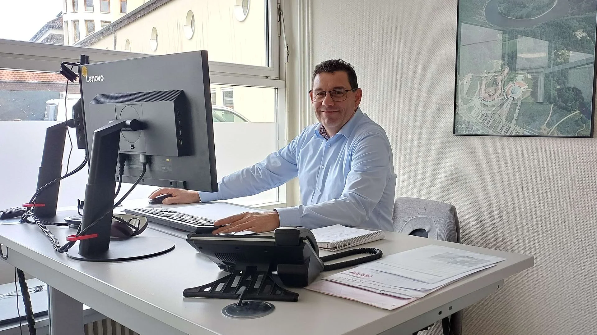 Technischer Leiter Bernd Puhl sitzt am Schreibtisch Technischer Leiter Bernd Puhl sitzt am Schreibtisch